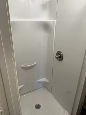 1025 West 4th Street, Apt. 2, Williamsport PA 17701 1025 West 4th Street, Apt. 2, Williamsport PA 17701, apartment for rent, student housing, penn park properties, shower