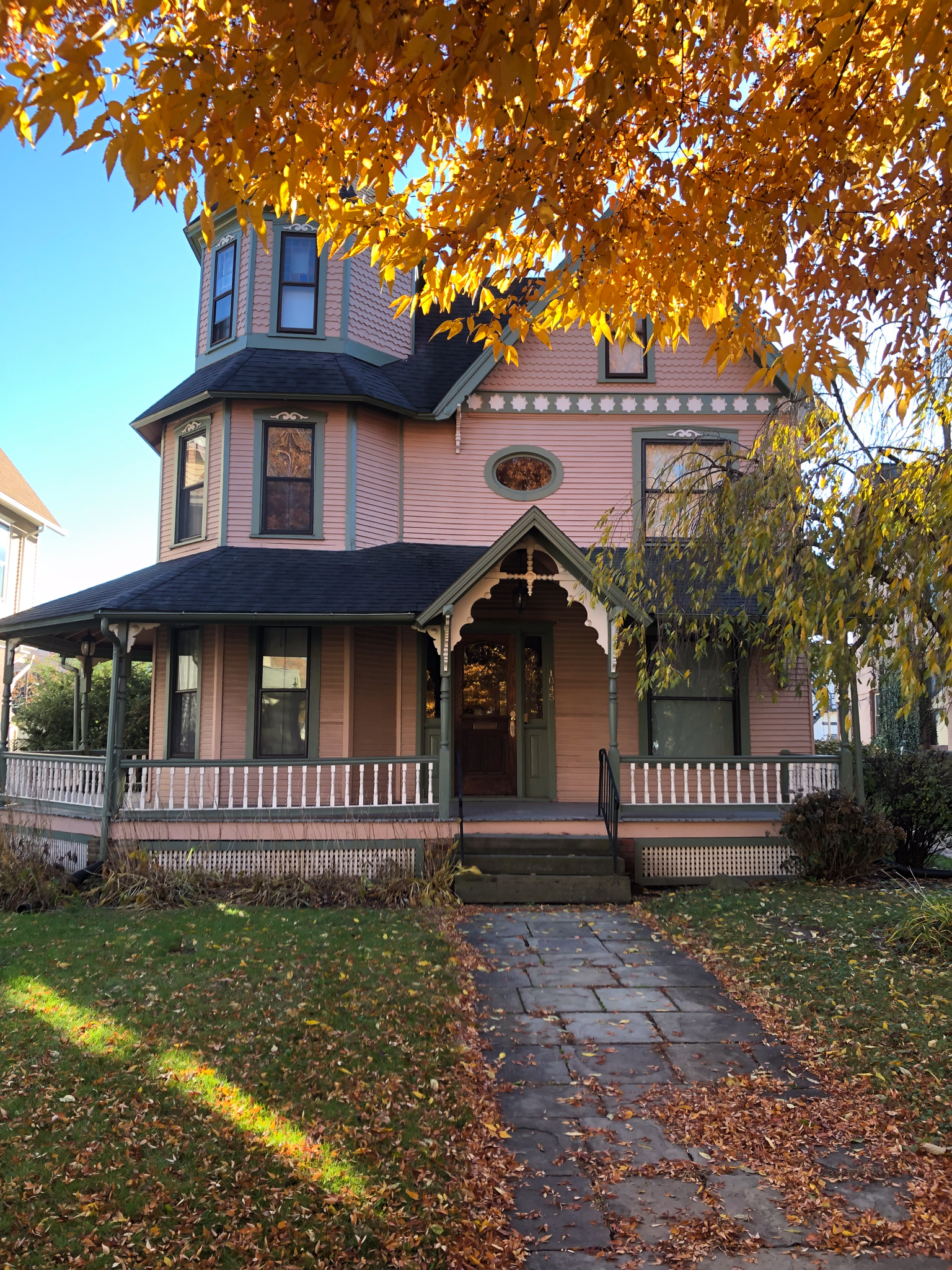 1045 W 4th St